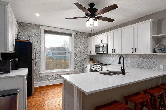 Foto del edificio - 4 Bedroom, Two Story House