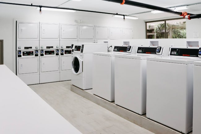 Building Photo - 5565 W Irlo Bronson Memorial Hwy