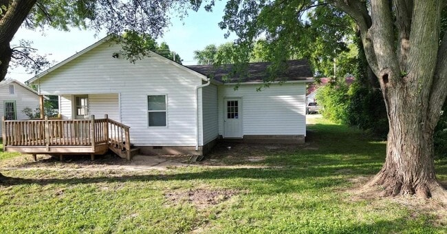 Building Photo - 913 E College St