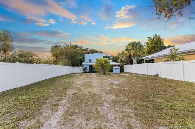 Building Photo - 508 SE Balboa Ave