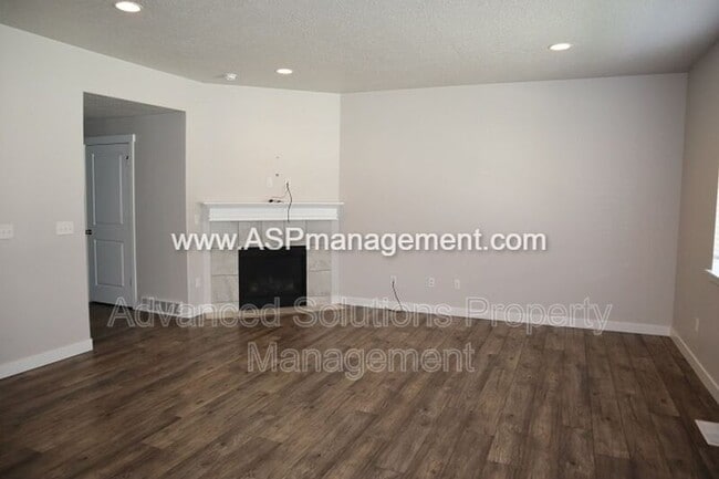 Building Photo - 928 W Mckenna Rd