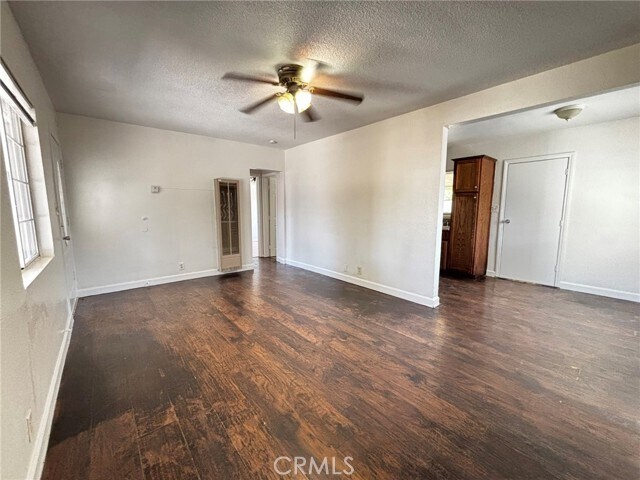 Foto del edificio - 8876 Cypress Ave