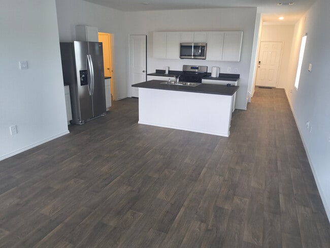 Foto del edificio - Room in House on Arnold Lp