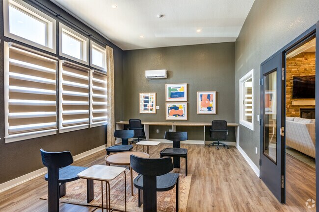 Centro de negocios - Ledge Rock Apartments