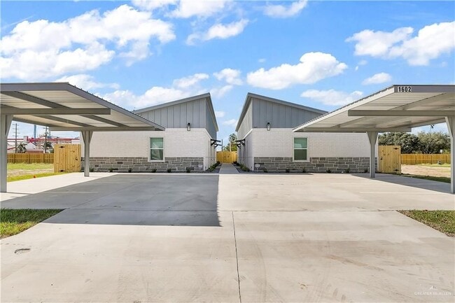Building Photo - 1602 Playa Dr