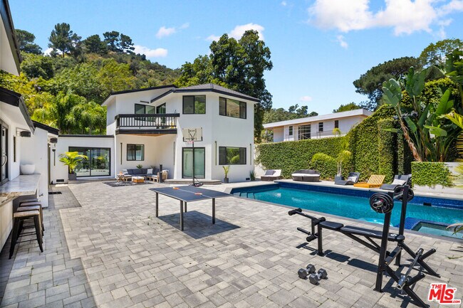 Foto del edificio - 1750 N Beverly Glen Blvd