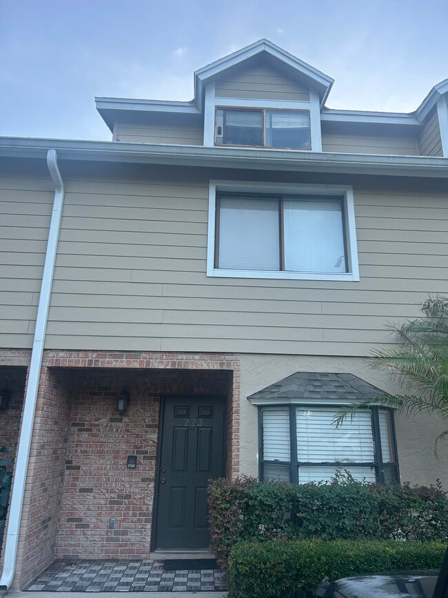 Building Photo - 223 Sandlewood Trl