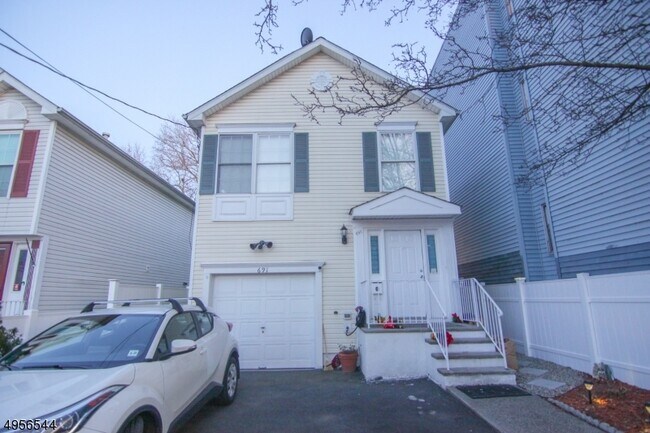 Building Photo - 691 N 6th St