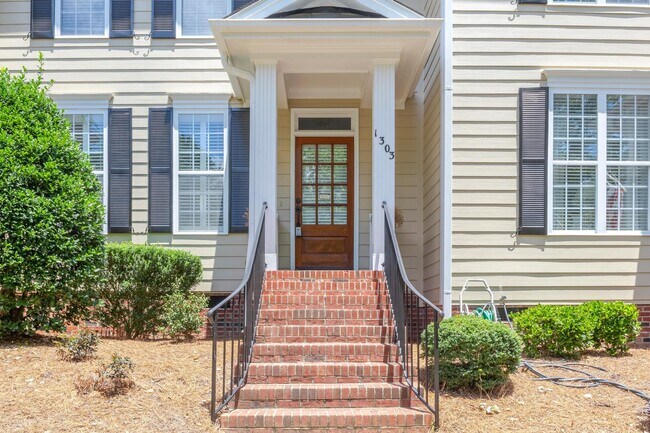 Building Photo - 1303 FairView Club Dr