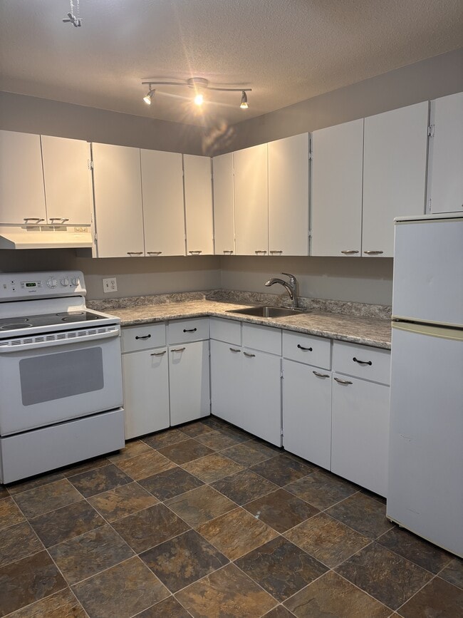 Building Photo - 1900-3001900 Strathcona Ave