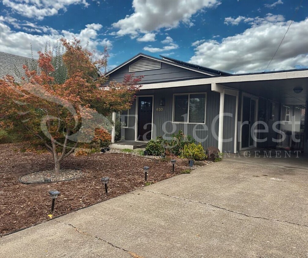 Foto principal - Three Bedroom, One Bathroom Home with Larg...
