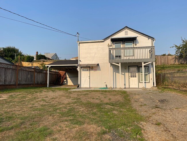 Foto del edificio - FULLY RENOVATED LESS THAN 2 YEARS - 2BED/1BATH WITH BONUS/OFFICE SPACE