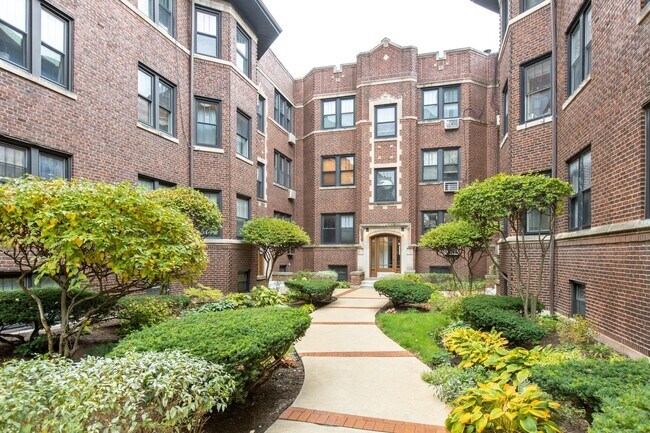Building Photo - 533 W Addison St