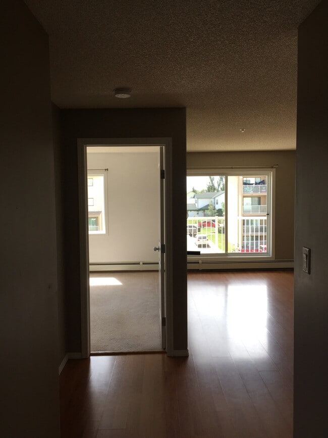 Building Photo - 1 Bed 1 Bath Unit in Morinville, AB