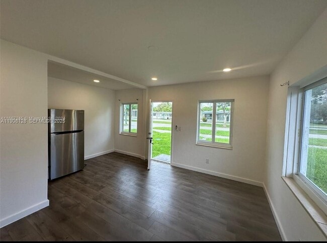 Building Photo - 17175 NE 19th Ave