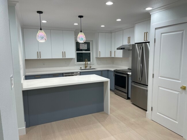 Building Photo - 1279 Las Palmas Dr