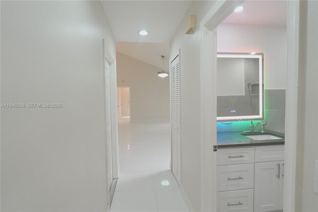 Foto del edificio - 518 NE 48th St