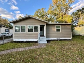 Building Photo - 3425 Greenbrier Dr