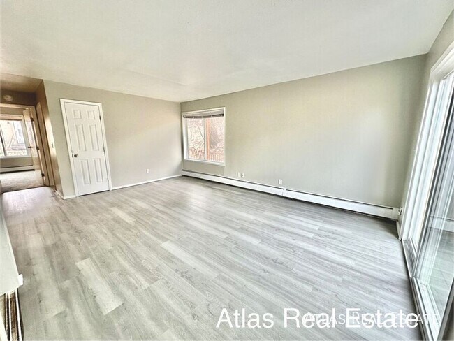 Building Photo - In Unit Washer/Dryer?! Private Patio?!