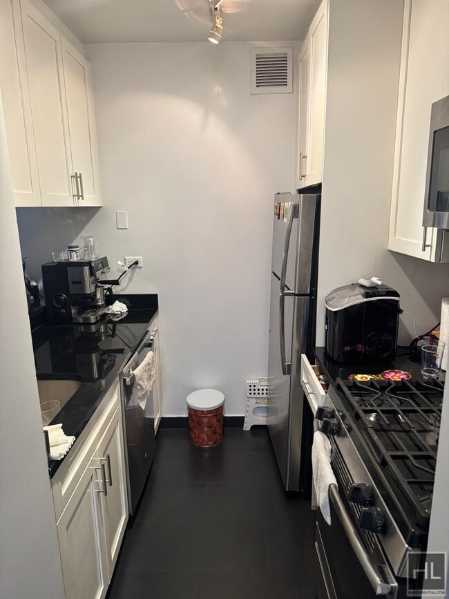 Foto del edificio - E. 72nd St., Upper East Side, Manhattan | 1 Bed, 1 Bath, Doorman, Gym, Q Train