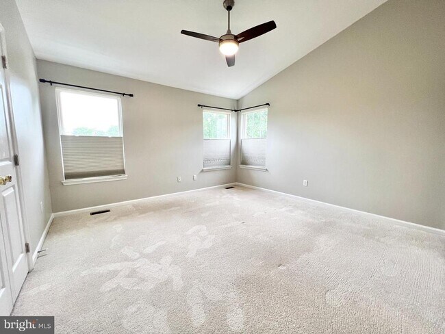 Foto del edificio - 6400 Warren Point Ct