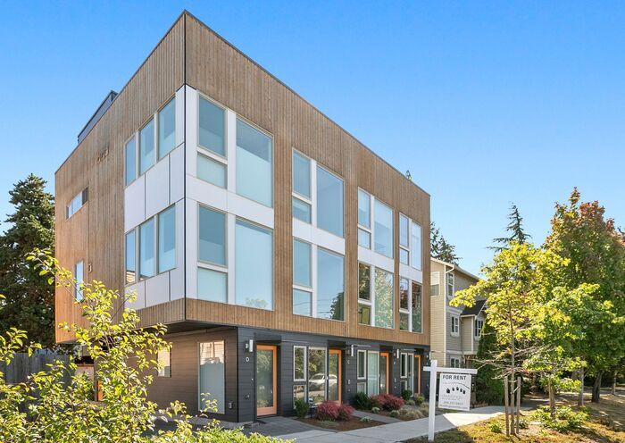 Foto principal - Stunning Brand New Green Lake Townhome!