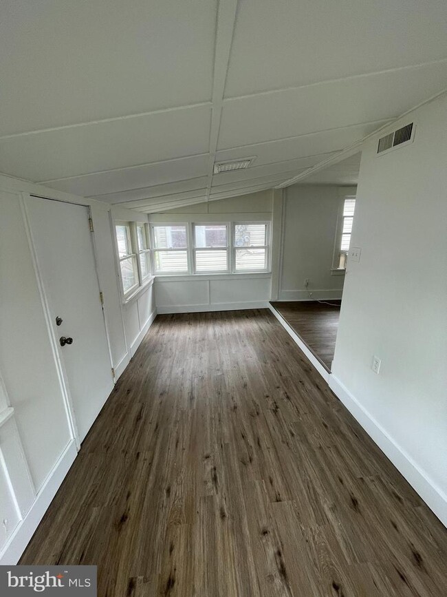 Building Photo - 33 Brandriff Ave