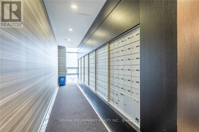 Building Photo - 101-101 Shoreview Pl
