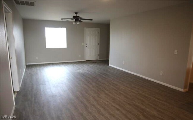 Foto del edificio - 200 S Mount Charleston Dr E