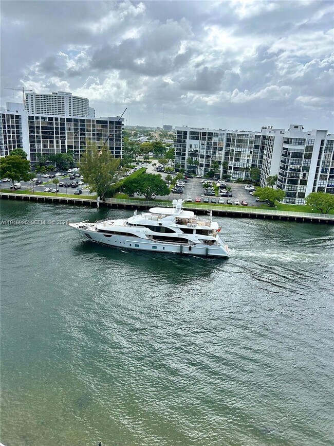 Foto del edificio - 3000 S Ocean Dr