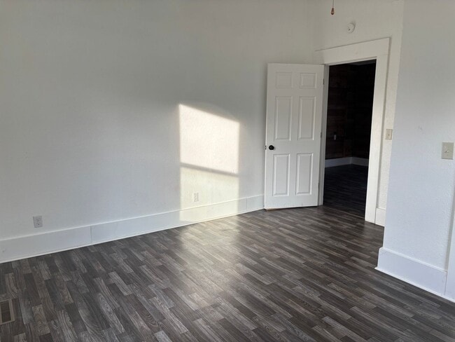 Foto del edificio - Ideal Location: 4-Bed Home with Big Backyard by Upcoming School