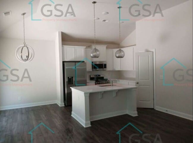 Building Photo - 3 Bedroom Home Available!