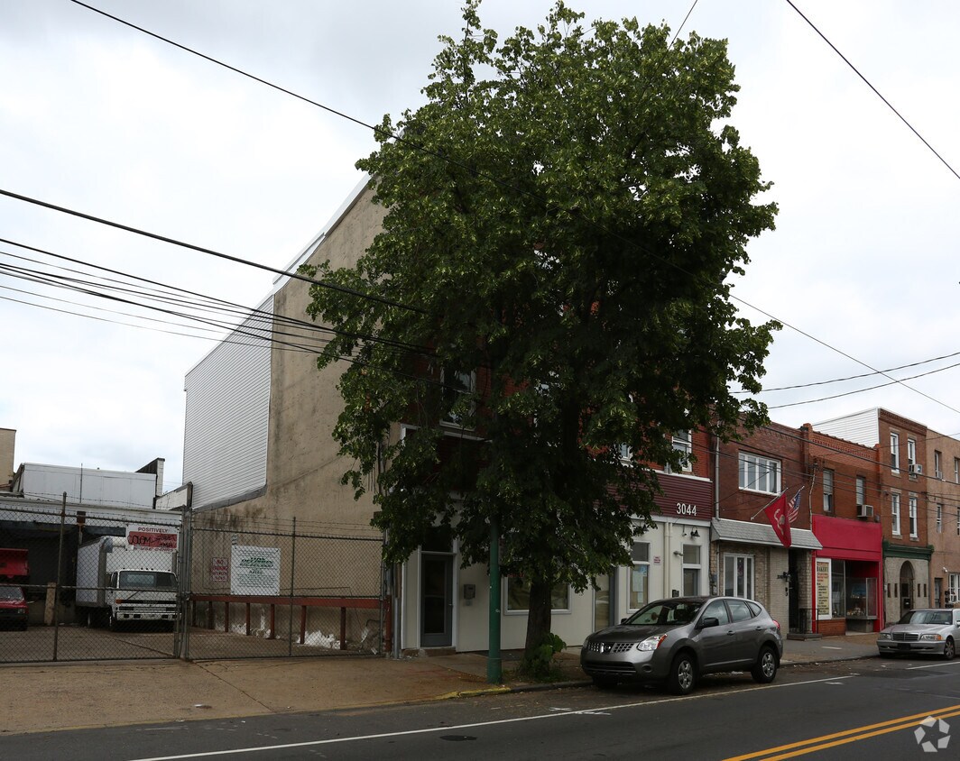 Building Photo - 3044-3046 Richmond St