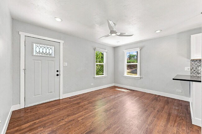 Foto del edificio - $2,440.95 with $300 off the first month's rent, 2 Beds - 1 Bath, Single Family Home in Denver wit...