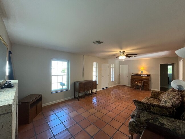 Building Photo - HOUSE AND BACK APARTMENT ON LARGE LOT!!