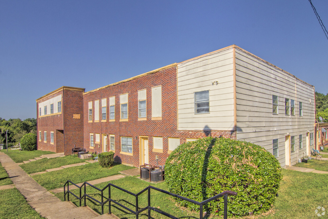 Primary Photo - Landmark Apartments
