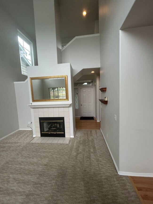 Building Photo - 3 Bed, 2.5 bath Kent house w/2-car garage ...