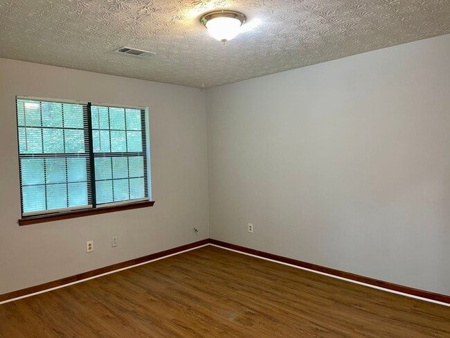 Building Photo - 2 Bed Ranch Duplex with Garage w/ NO Carpet!