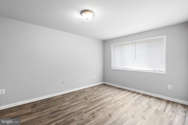 Foto del edificio - 229 43rd Rd NE