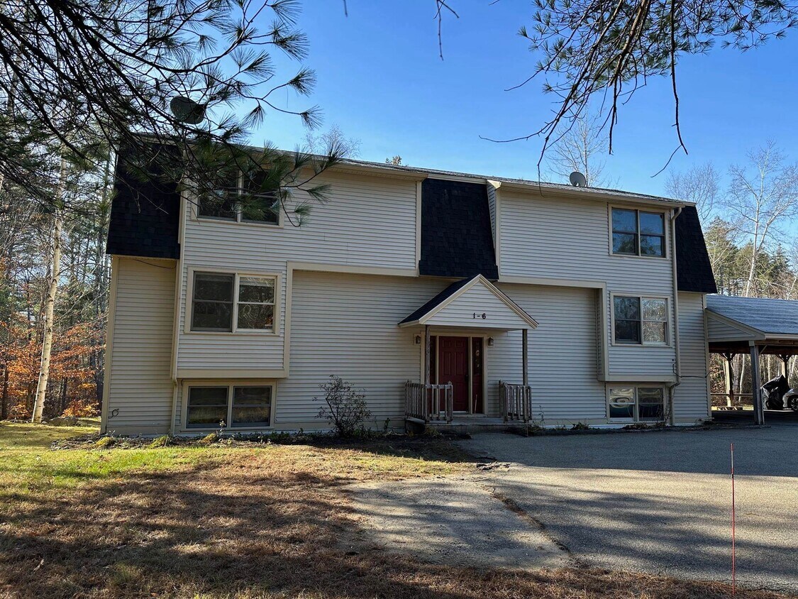 28 Ivy Ln Unit 2, Barrington, NH 03825 Room for Rent in Barrington