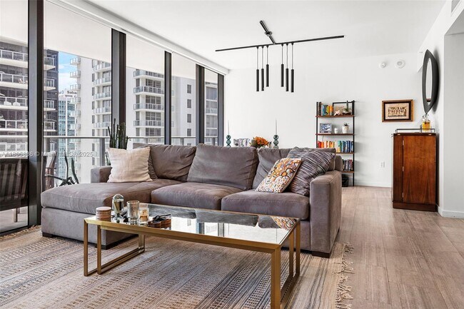 Building Photo - 1000 Brickell Plz