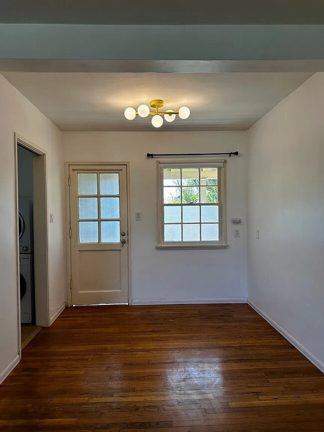 Building Photo - 507 E Maple St