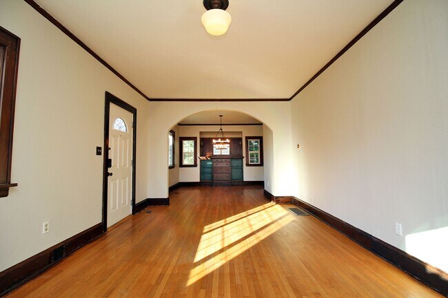 Building Photo - Adorable 3 Bedroom Portsmouth Bungalow W/V...