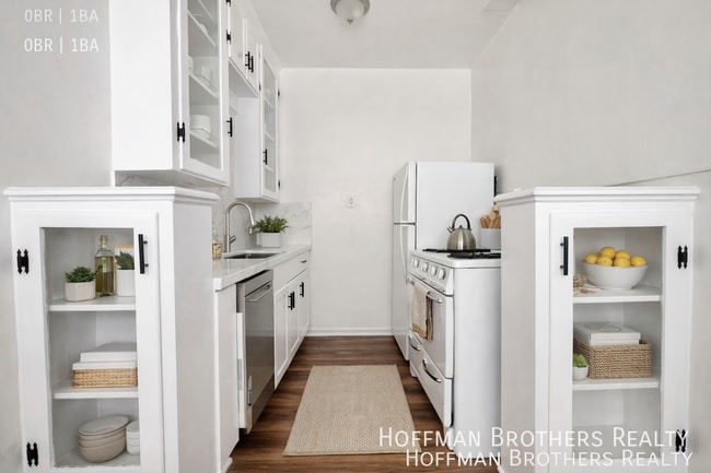 Building Photo - 800 N Las Palmas Ave