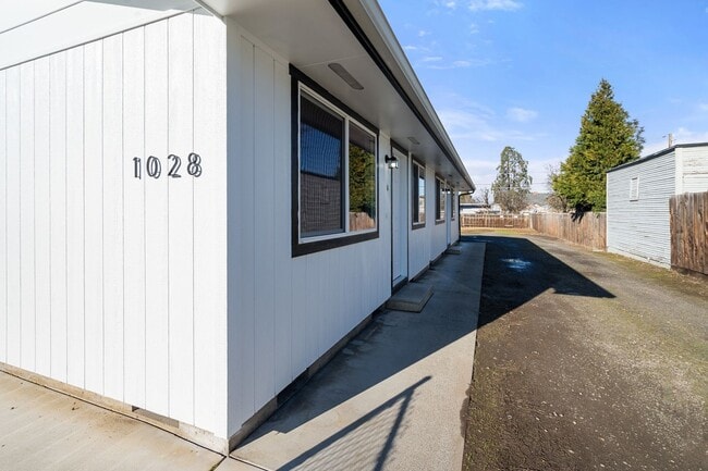 Building Photo - 1028 W 11th St