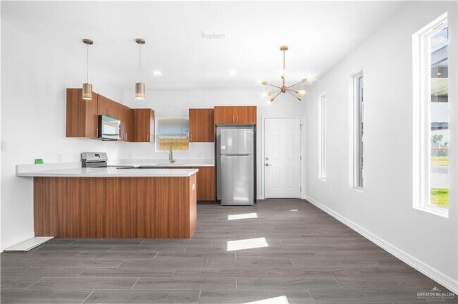 Building Photo - 604 N Onyx Ave