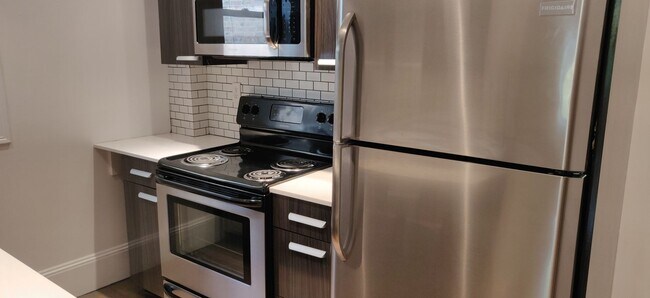 Building Photo - No Security Deposit, In-Unit Washer and Dryer, Heat, Hot Water Included