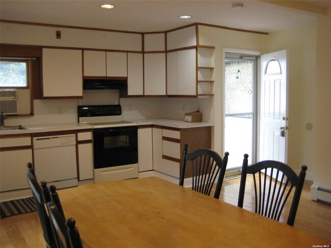 Building Photo - 8 Judith Dr