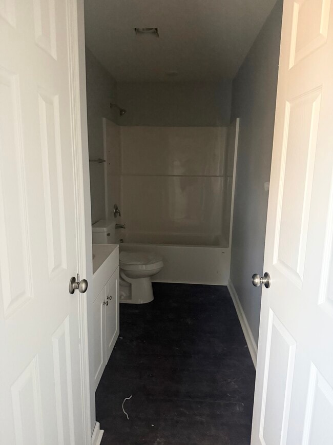 Baño - 616 E Church St