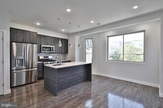 Building Photo - 1939 N Darien St